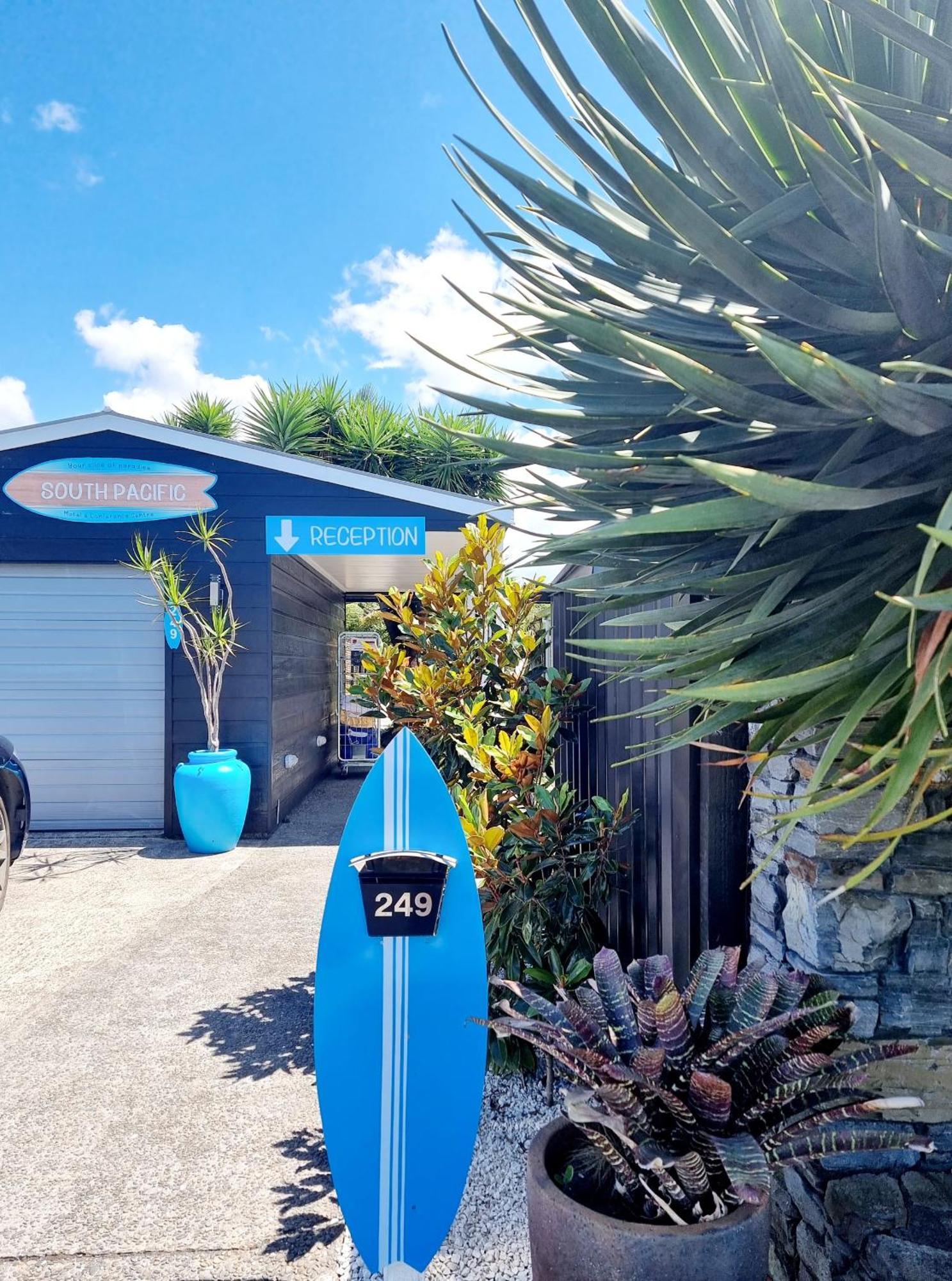 Southpacific Motel Whangamata Bagian luar foto
