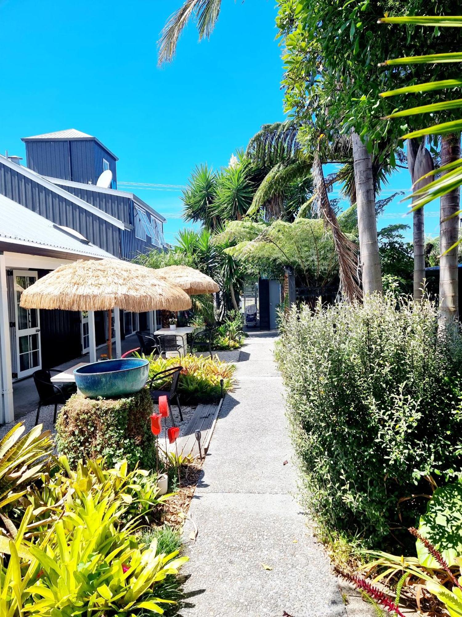 Southpacific Motel Whangamata Bagian luar foto