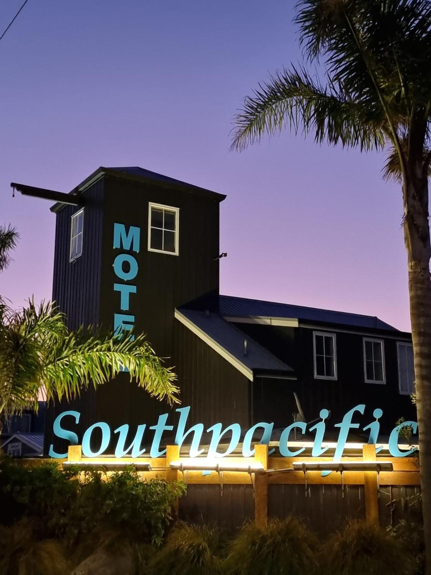 Southpacific Motel Whangamata Bagian luar foto