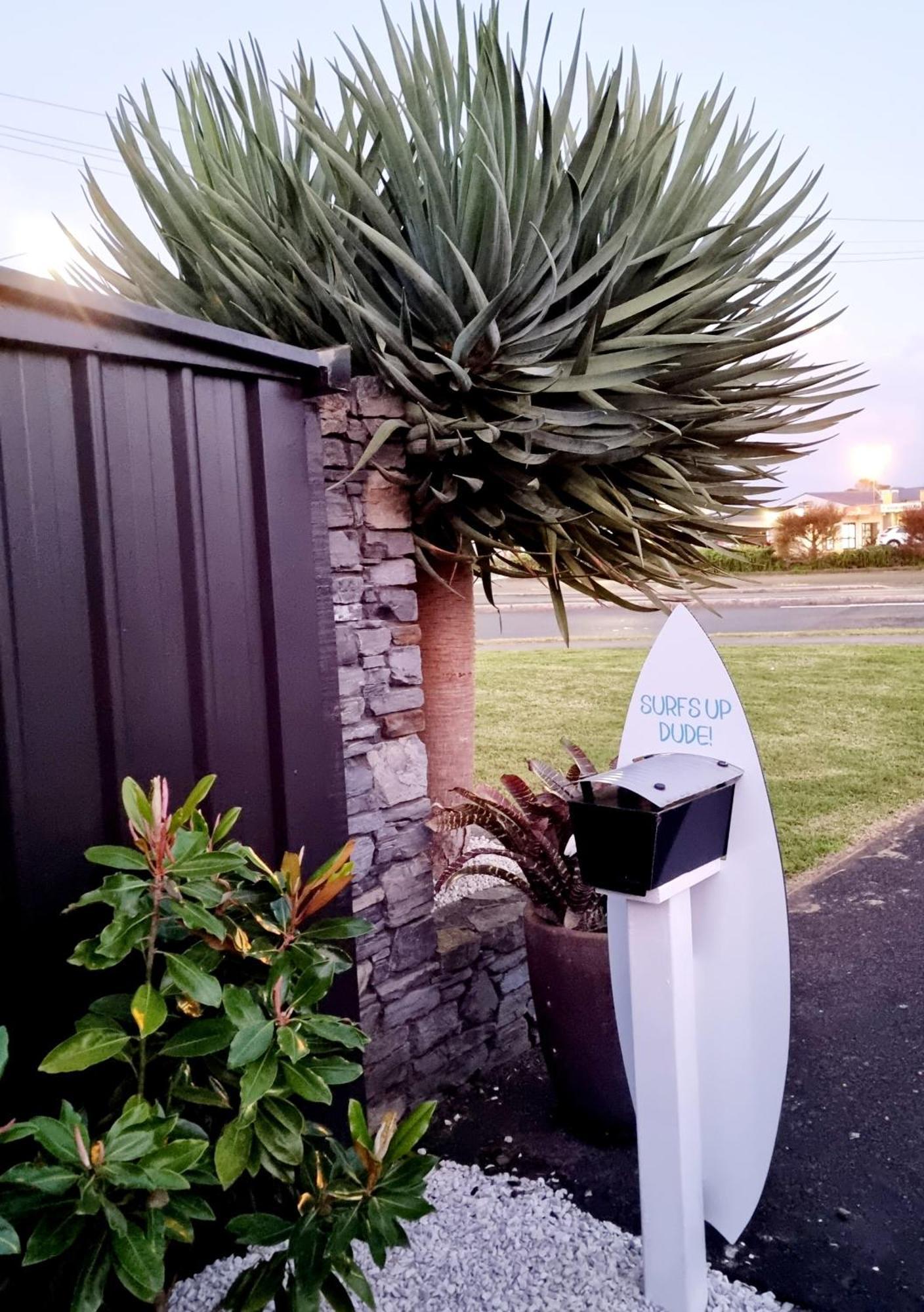 Southpacific Motel Whangamata Bagian luar foto