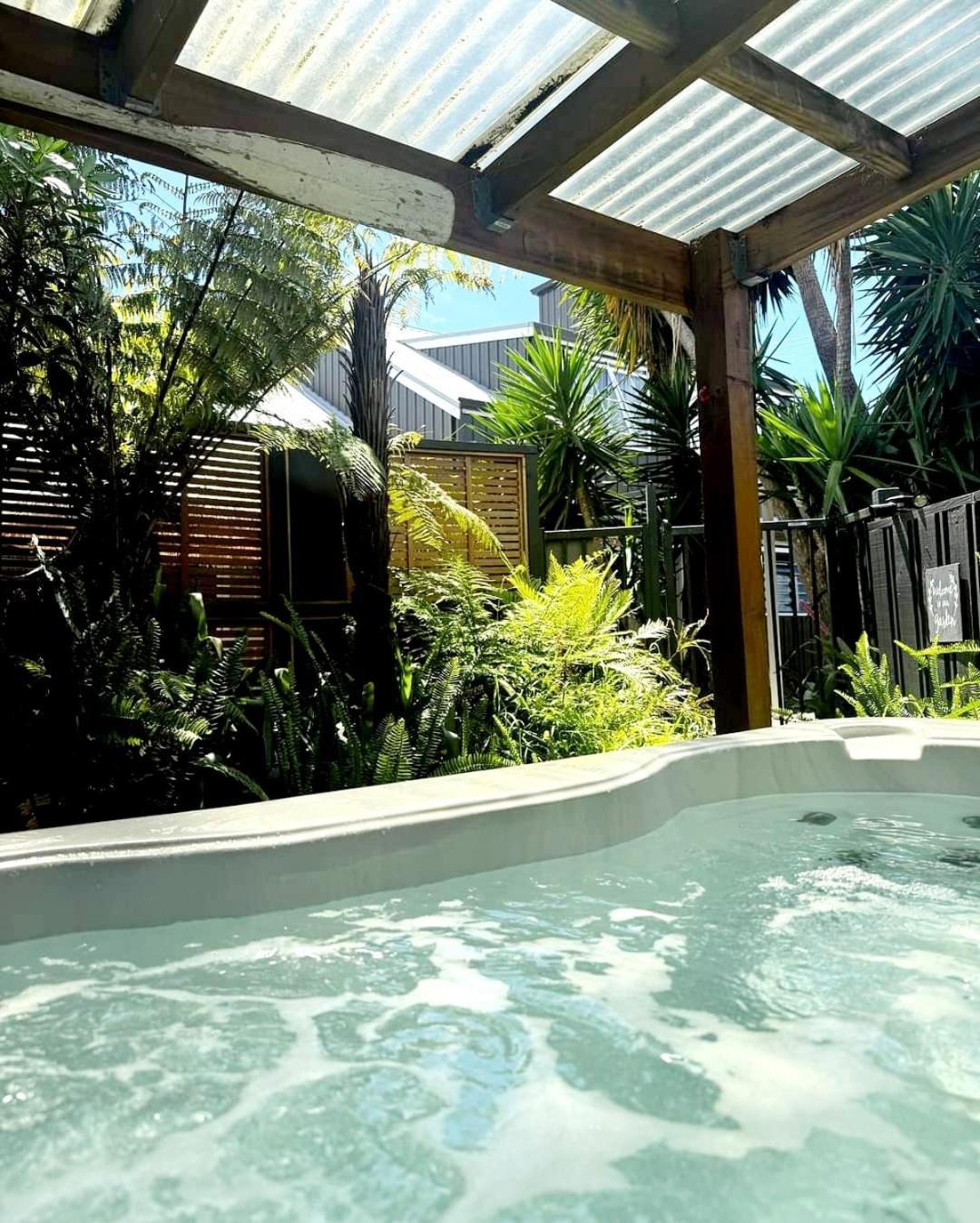 Southpacific Motel Whangamata Bagian luar foto