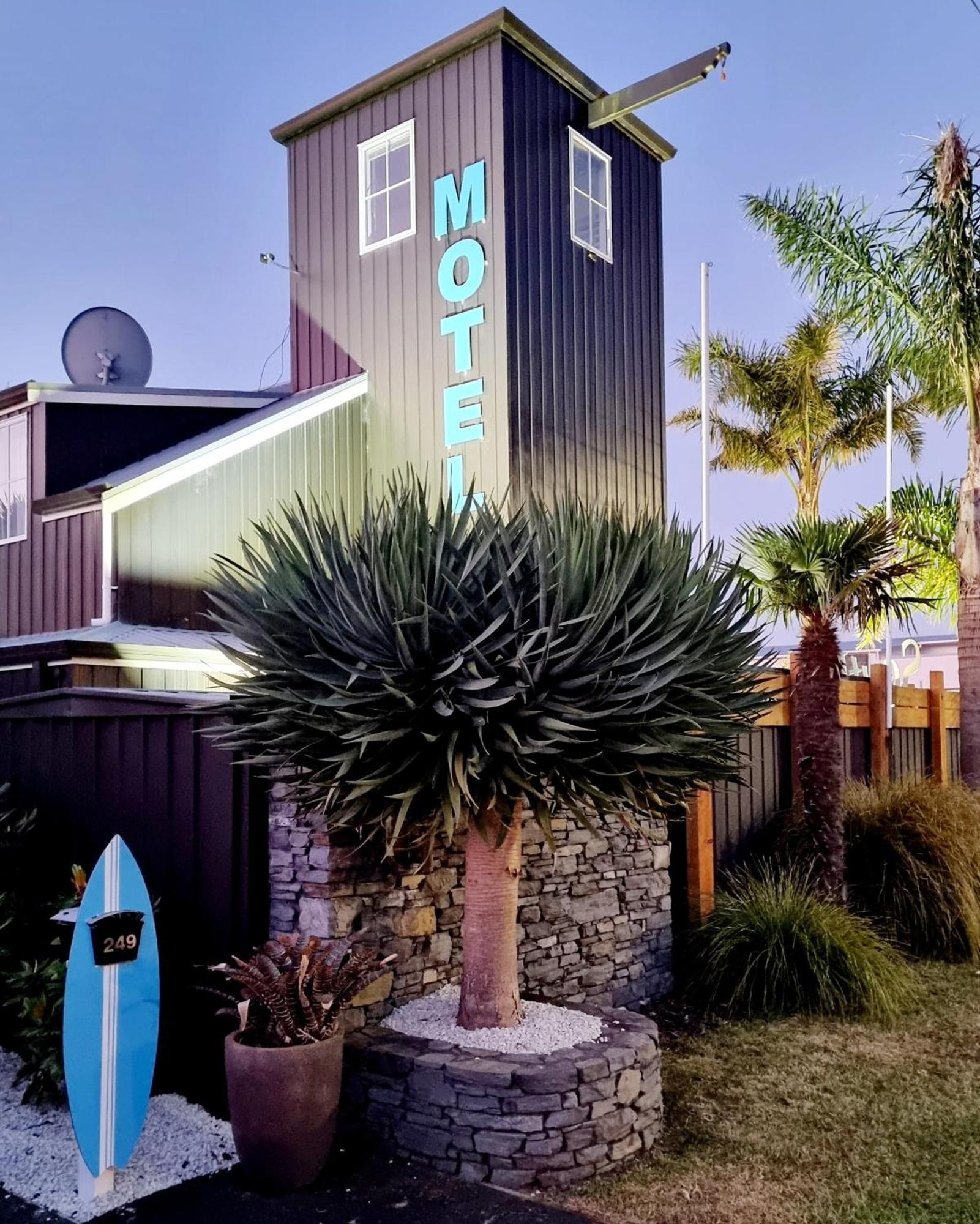 Southpacific Motel Whangamata Bagian luar foto