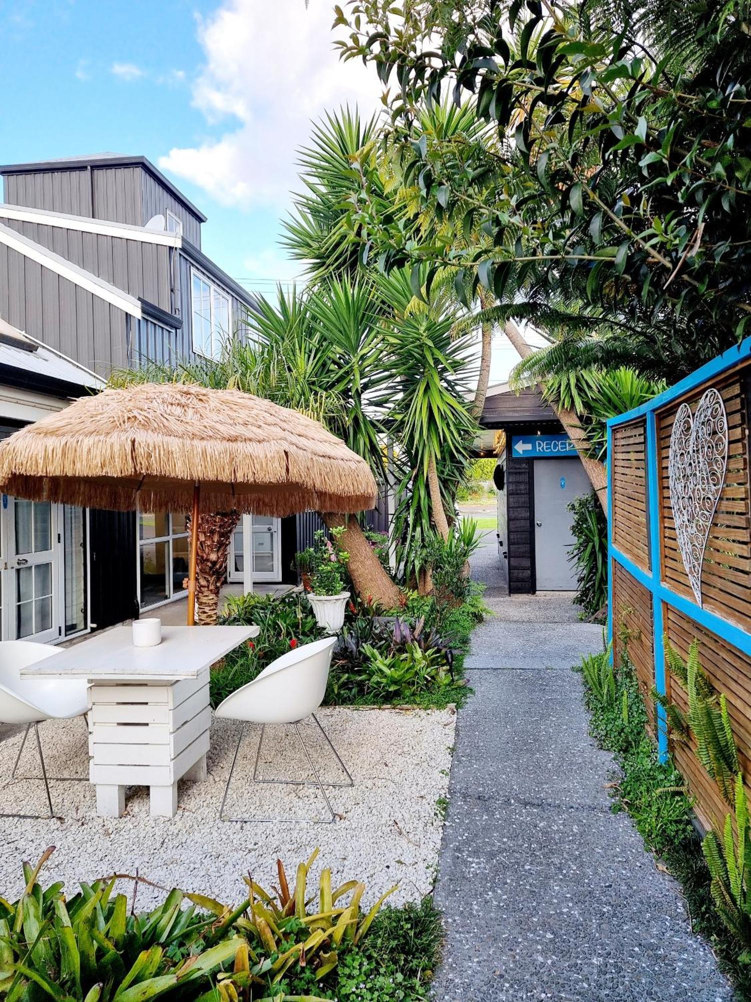 Southpacific Motel Whangamata Bagian luar foto