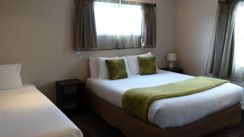 Southpacific Motel Whangamata Bagian luar foto