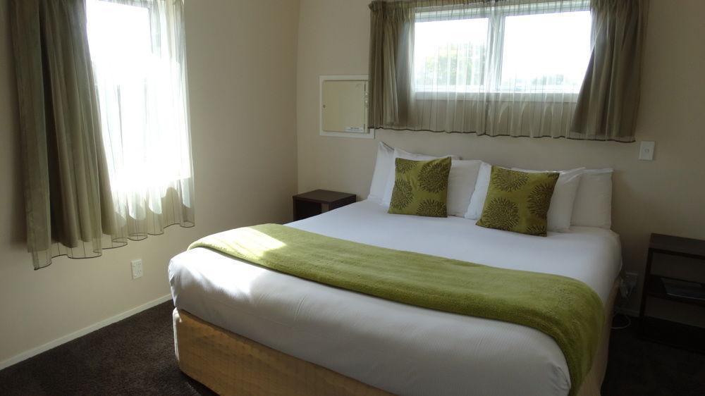 Southpacific Motel Whangamata Bagian luar foto