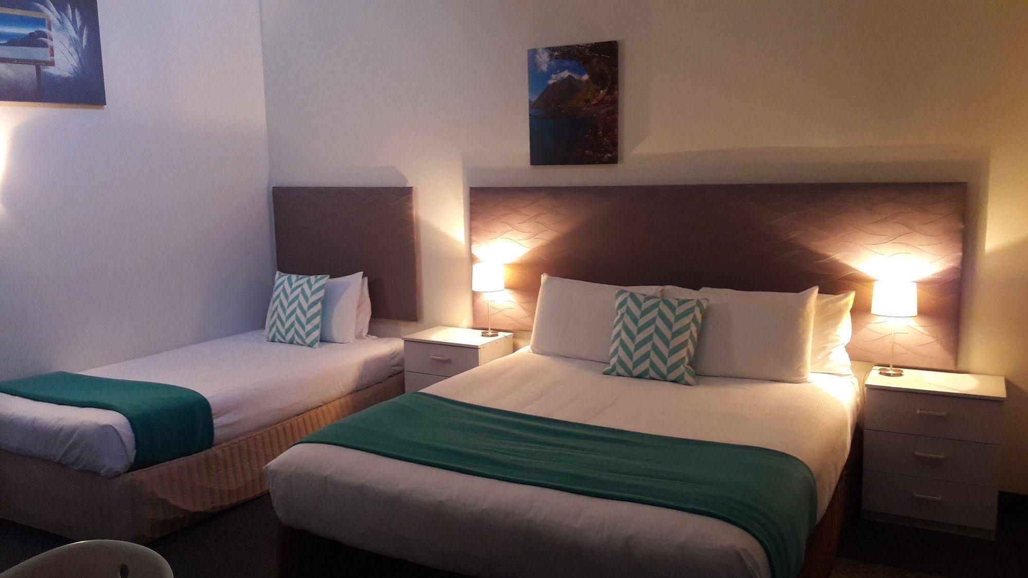 Southpacific Motel Whangamata Bagian luar foto