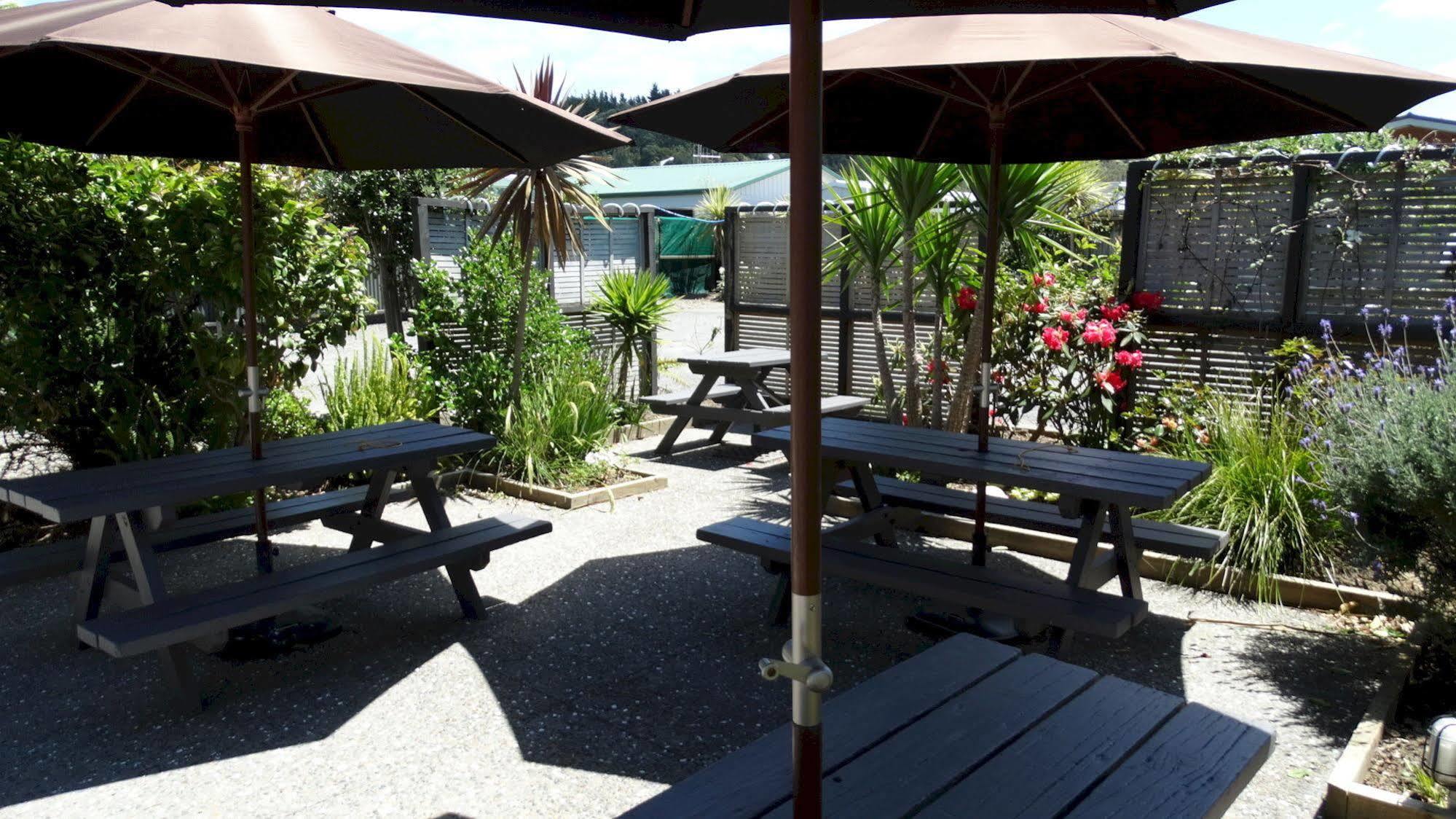 Southpacific Motel Whangamata Bagian luar foto