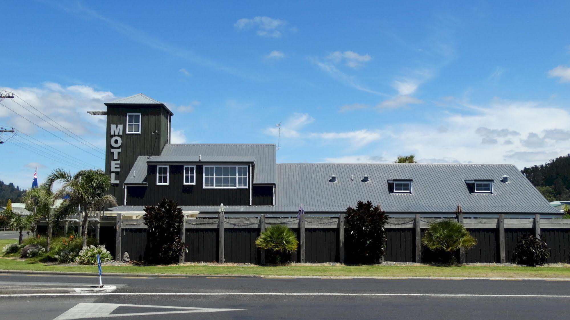 Southpacific Motel Whangamata Bagian luar foto