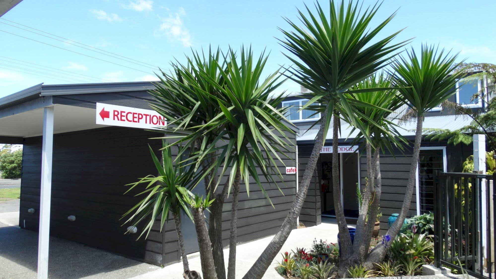 Southpacific Motel Whangamata Bagian luar foto