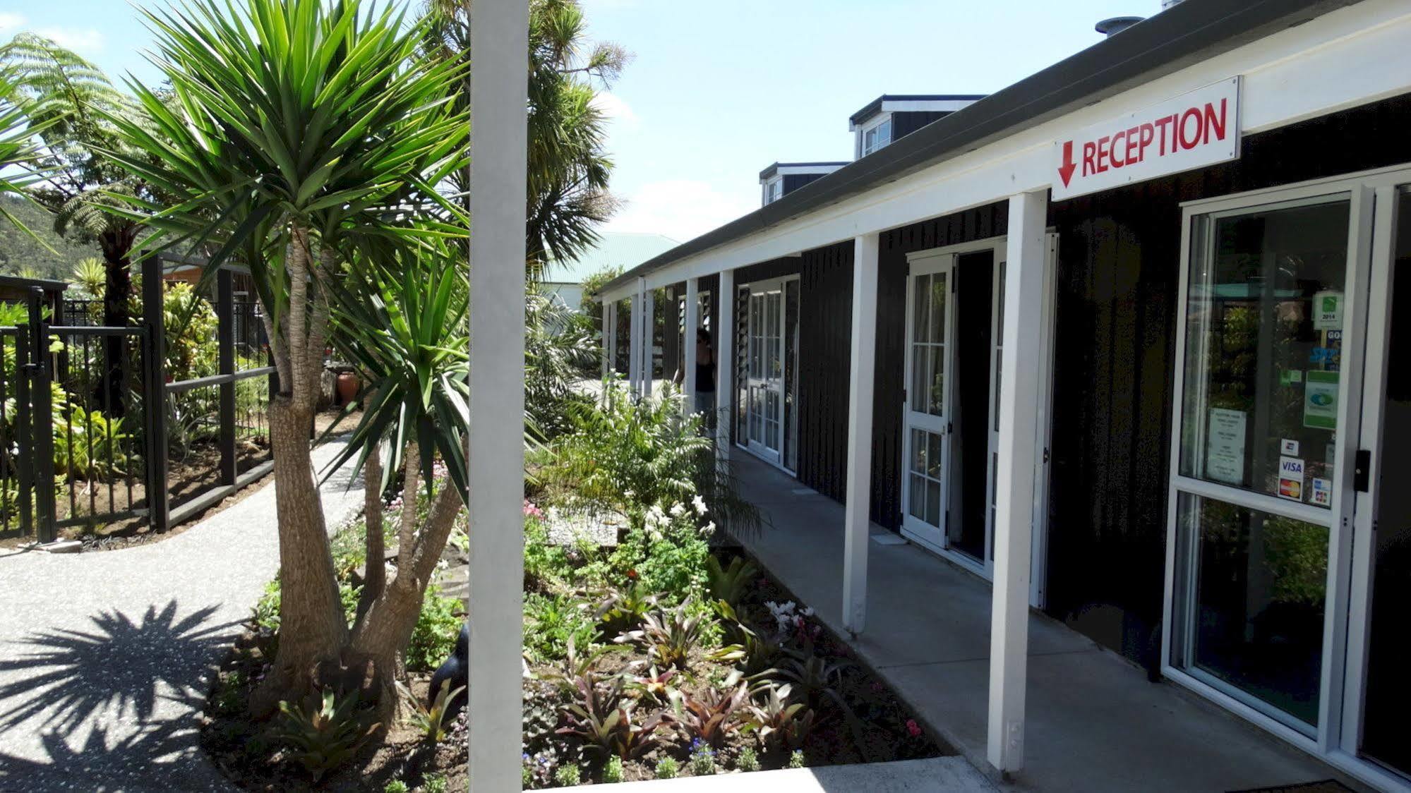 Southpacific Motel Whangamata Bagian luar foto